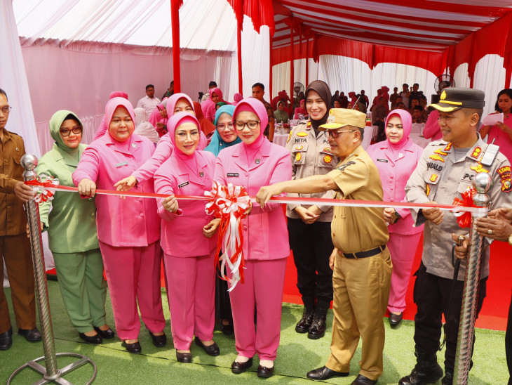 Peringati HKGB ke 71, Pj Bupati Kampar Dampingi Ketua Bhayangkari Riau Resmikan MCK PDTA Darul Ulum Desa Ganting Damai. 