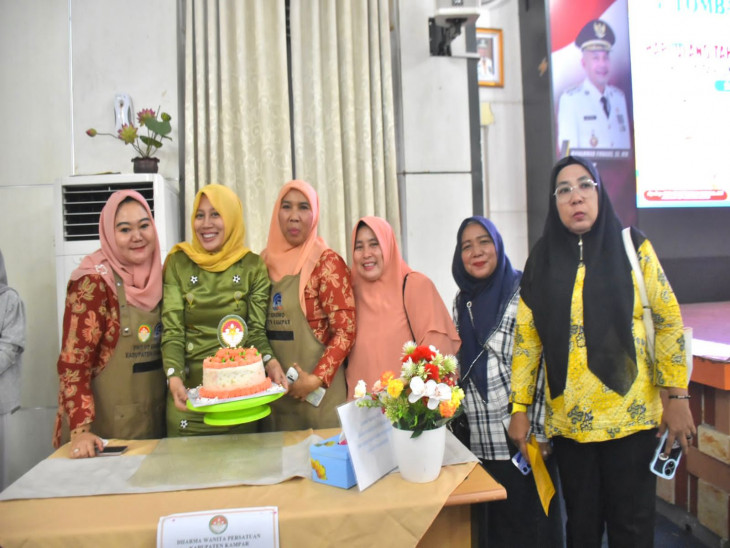 Jadi Juri KehormatanDalam Lomba Menghias Kue Dalam Rangka HUT DWP Kab. Kampar, Pj. Ketua TP PKK Kab. Kampar :Dapat Sebagai Ajang Menambah Ilmu Dalam Mengolah Kue Yang Biasa Menjadi Luar Biasa