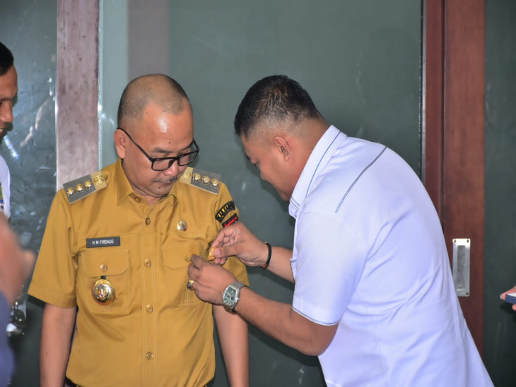 Bentuk Kebersamaan dan Sinergitas Ketua Kadin Kampar Sematkan Pin Emas KADIN Indonesia Kepada Pj Bupati Kampar Firdaus. 