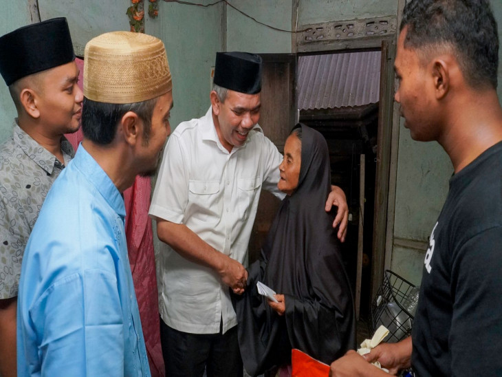 Pj Bupati Kampat Tinjau Masyarakat Kurang Mampu Di Desa Penyasawan Kec. Kampar. 