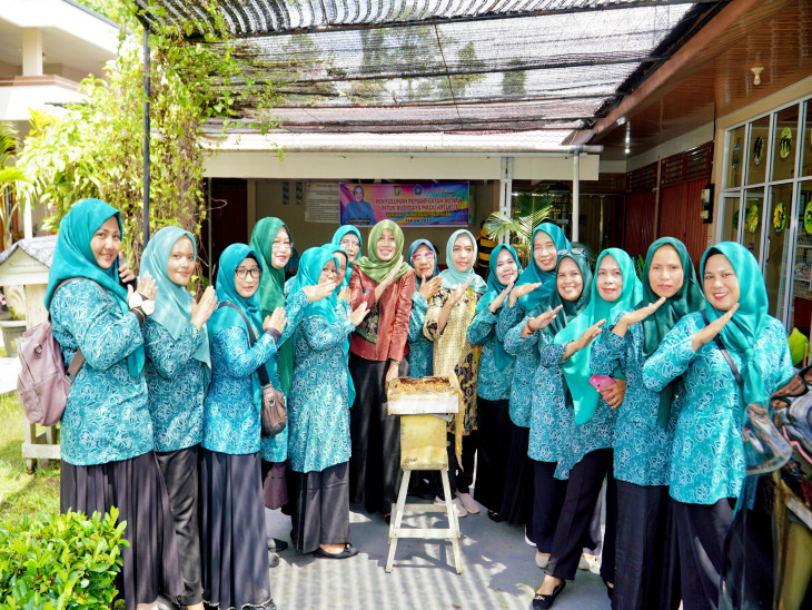 Bangga UMKM Madu Wilbi Mendunia, Yusi Firdaus Cicipi Madu Kelulut Langsung dari Sarang.