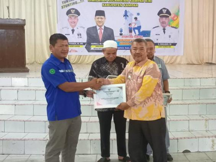Gesa Penurunan Stunting, Perdana Di Kampar, Camat Kampar Kiri Marjanis lakukan MoU Dengan Perusahaan Menjadi Bapak Asuh Anak Stunting. 