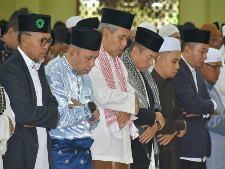 Laksanakan Sholat Ied Di Islamic Center, Pj. Bupati Kampar : Bersihkan Diri dan Perkuat Ukhuwah Islamiyah. 