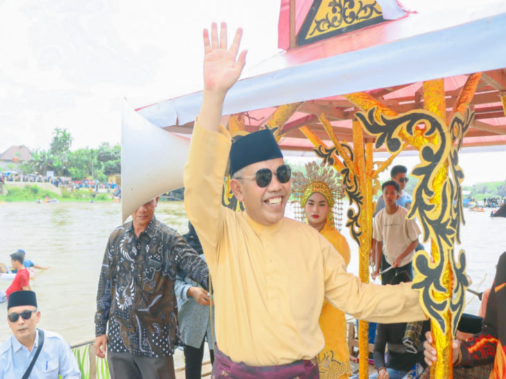 Sambut Bulan Suci Ramadhan Dengan Balimau Kasai, Pj Bupati Kampar Berhilir dari Tepian Sungai Langgini dan Finish Ke Dermaga Desa Batu Belah. 