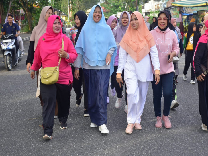 Hadir Dan Ikuti Jalan Sehat Memperingati Hari Ibu Ke-95, Ricana Hambali ; Jalan Sehat Upaya Meningkatkan Kualitas Kesehatan Jasmani Dan Rohani Para Ibu. 