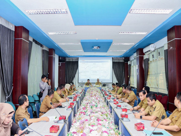 Pimpin Rapat Sinkronisasi Program Kegiatan Perencanaan Pemabangunan Kecamatan, Pj Bupati Kampar Tegaskan Untuk Bersama Mendongkrak PAD Kampar dan Juga Tegaskan Camat untuk Surati Perusahaan yang Tidak Memiliki Izin.
