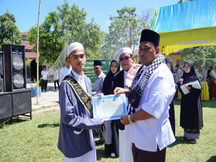 Sebanyak 120 Wisuda Tahfidz Ke - V PP MTI Tanjung Berulak, Suhermi ; Jadilah Hafidz dan Hafidzah Qur'an Generasi Islami Masa Depan