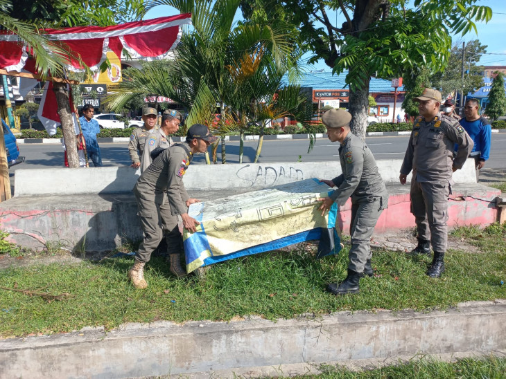 Satpol PP Kampar Tertibkan Lapangan Merdeka dari Mainan yang di tinggal Pemilik. 