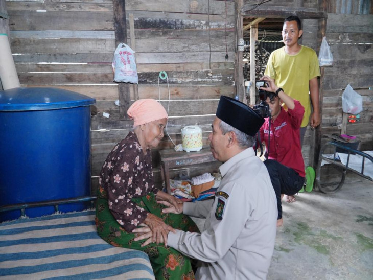 Serahkan Bantuan Ke Warga Miskin Di Desa Batu Besurat, Pj. Bupati Kampar: Tumbuhkan Empati Sebagai Bentuk Kepedulian Terhadap Sesama.