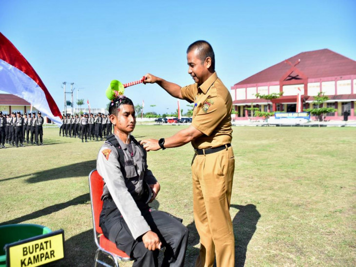 Hadiri Upacara Pembukaan Pendidikan Bintara Polri Gelombang II T.A 2023 Di Polda Riau, Asisten I Ahmad Yuzar berharap Bintara yang lulus ini dapat menjunjung Moralitas, Berintegritas dan Di Cintai Oleh Masyarakat.