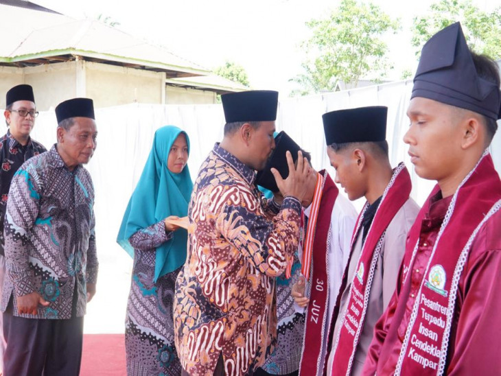 125 Tahfidz Ponpes Terpadu Insan Cendekia Kampar Diwisuda, 5 di Antaranya Hafidz 30 Juz, Suhermi ; Jadilah Mahkota Untuk Orang Tua di Akhirat Nanti. 
