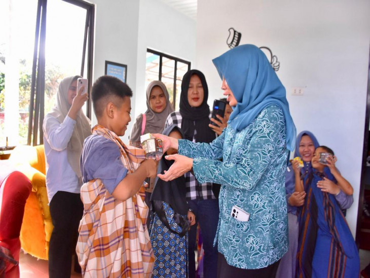 Khitanan Massal, Pj. Ketua TP. PKK Bagi-Bagi Makanan Ringan Bergizi Kepada Anak-Anak Peserta Khitanan Massal. 