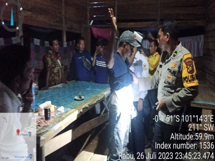 Satpol PP Kampar Tertibkan Warung Remang-remang di Lipat Kain Selatan. 