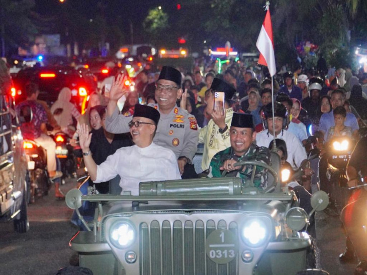 Menggunakan Jef Willys Amerika, Pj Bupati Kampar Firdaus dan Forkopimda Takbiran Keliling Kota Bangkinang. 
