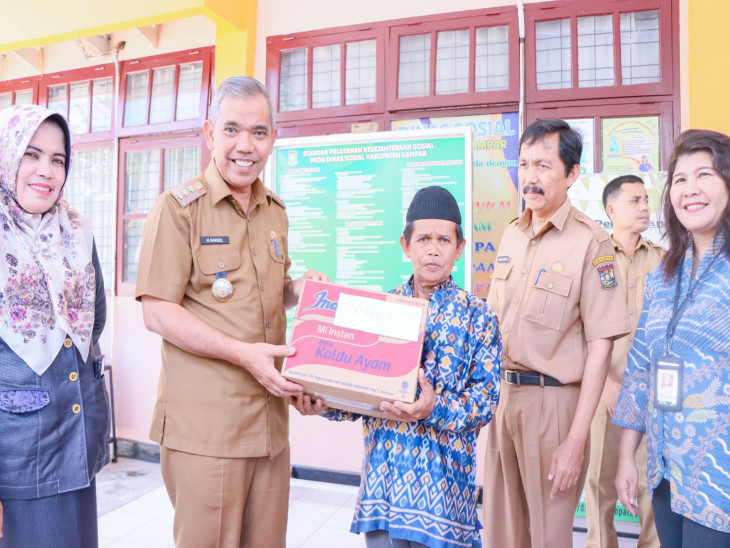 Serahkan Bantuan Program Atensi Bagi Korban Bencana Dan Perempuan Rawan Sosial, Pj. Bupati Kampar : Sangat dirasakan Masyarakat, Kelola Bantuan Dengan Baik, Benar dan Tepat Sasaran. 