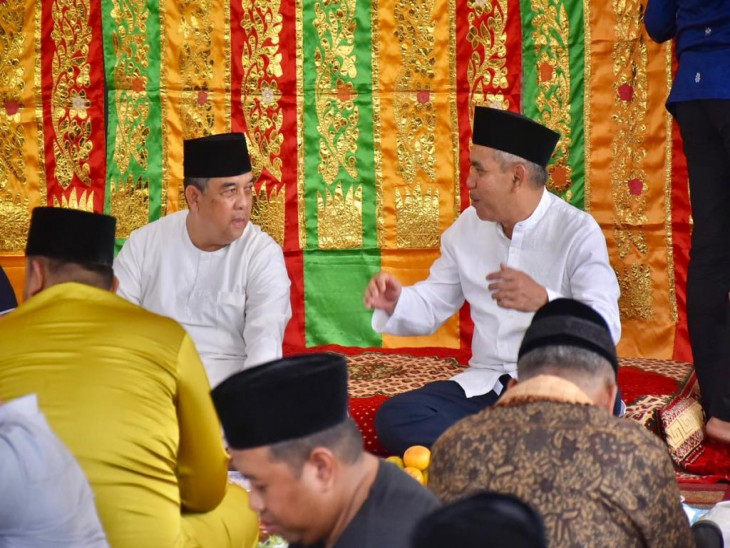 Safari Ramadhan di Naumbai, Wakil Gubernur Riau dan Pj Bupati Kampar di Jamu Kuabu dan Palito Daun Pada Berbuka Puasa. 