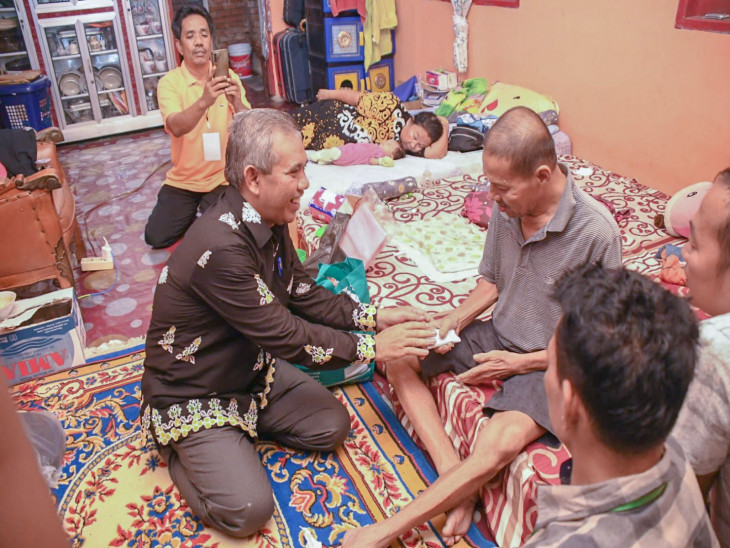 Santuni Warga Kurang Mampu dan Sakit Di Dusun Kampung Godang, Pj. Bupati Kampar Tekankan Kepada Aparat Desa dan Masyarakat Selalu Siap Untuk Peduli Terhadap Tetangga