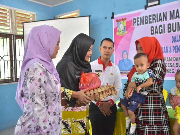 Hadiri dan Serahkan Langsung PMT Bagi Ibu Hamil Dan Balita Di Desa Sungai Tonang, Ricana Hambali : Upaya Dalam Menjalankan Komitmen Untuk Tekan Angka Stunting Di Kab. Kampar. 