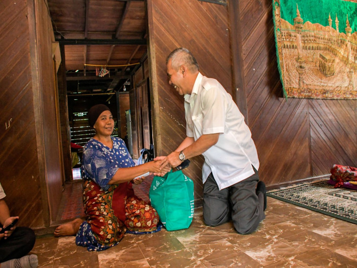 Di suasana Ramadhan, Pj Bupati Kampar Sambangi Nurhayati Warga Binuang Bangkinang. 
