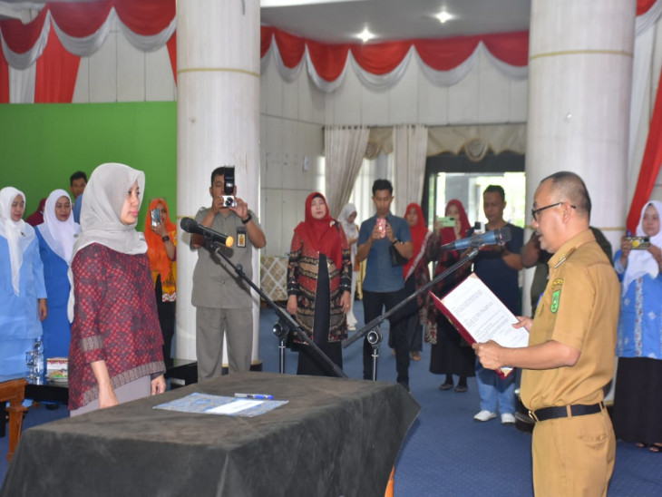 drg. Yusi Prastiningsih, MM Resmi di Kukuhkan Sebagai Bunda PAUD Kampar, Pj Bupati Kampar Muhammad Firdaus Ucapkan Selamat, PAUD Lembaga Penting dan Strategis Bentuk Karakter Anak. 