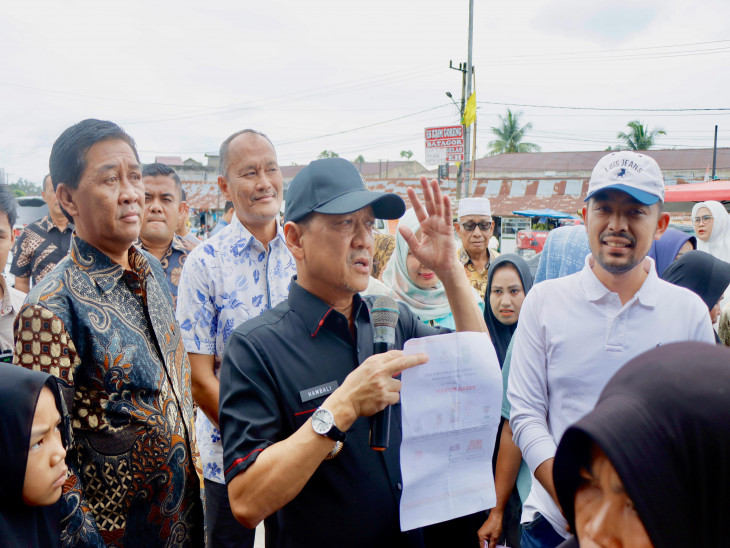 Antisipasi Kenaikan Harga Pada Natal dan Tahun Baru, Pj Bupati Kampar Hambali Tinjau Pasar Murah Yang Di Gelar Oleh Provinsi Riau.