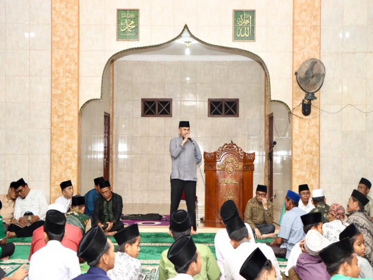 Staf Ahli Bupati Kampar Riedel Fitri Pimpin Tim Safari Ramadhan Kabupaten Kampar Kunjungi Masjid Agung Baitul Mu'minin Desa Sumber Makmur Kecamatan Tapung. 