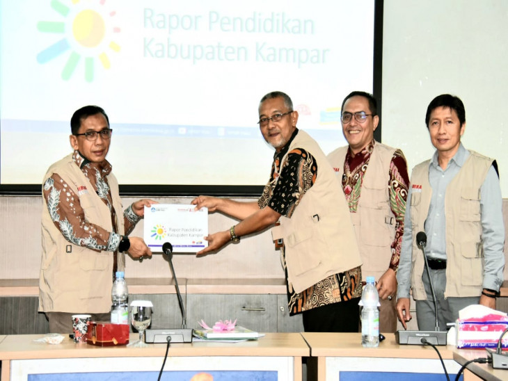 Buka Sosialisasi Rapor Pendidikan 2.0, Asisten III Azwan Menegaskan Kepada Seluruh OPD Dapat Bersinergi agar pencapaian target rapor pendidikan Kabupaten Kampar bisa tercapai.