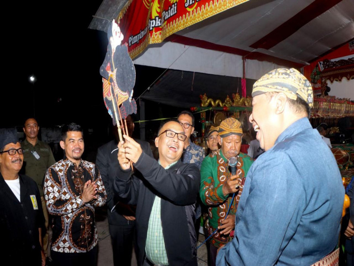 Sambut Muharram Datangkan Pewayang Nasional KI Tantut Susanto dan Gelar Tabligh Akbar, Pj Bupati Kampar Apresiasi Kepala Desa dan Masyarakat Sialang Kubang. 