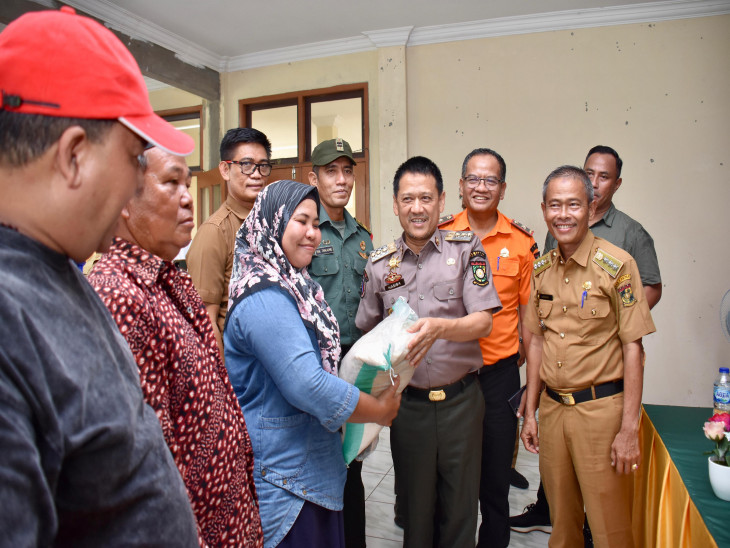 Pj Bupati Kampar Tinjau dan Berikan Bantuan 2,5 Ton Beras Kepada  Masyarakat Terdampak Banjir di Kec. Kampar Kiri Hilir. 