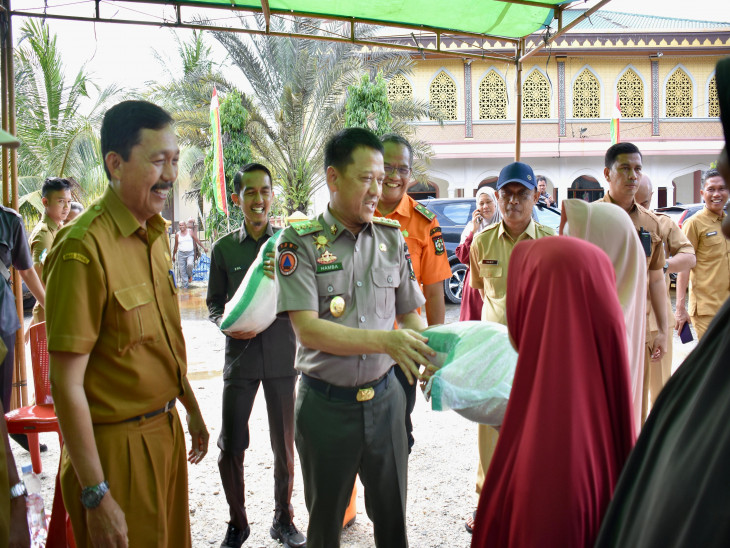 Usai Serahkan Bantuan di Kampar Kiri Hilir, Hambali Lanjut Berikan Bantuan Banjir Ke Masyarakat Desa Kualu Kec. Tambang