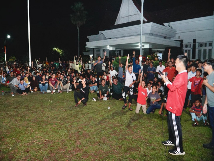 Berbaur dengan Masyarakat,  Pj Bupati Kembali Nobar Saksikan Timnas U23 Piala Asia Qatar.