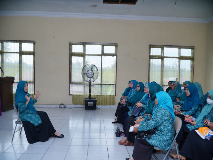 Pj. Ketua TP PKK Kab. Kampar Lakukan Monev 10 Program Pokok PKK di Kecamatan Kampar Kiri.