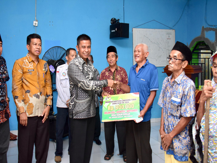 Serahkan BLT DD Triwulan III, Pj Sekda Kampar Berharap Kedepan Penerima BLT Semakin Sedikit dan Semakin Meningkat Pertumbuhan Ekonomi