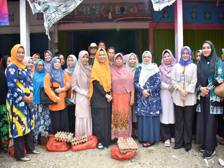 Tinjau Rumah Masyarakat Yang Terdampak Banjir, Pj Ketua TP-PKK Kampar Salurkan Bantuan 336 Paket Sembako dan Vitamin.