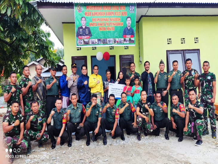 Dandim 0313/KPR didampingi Camat Kampa Serahkan 3 Unit Rumah Layak Huni di Desa Penyasawan