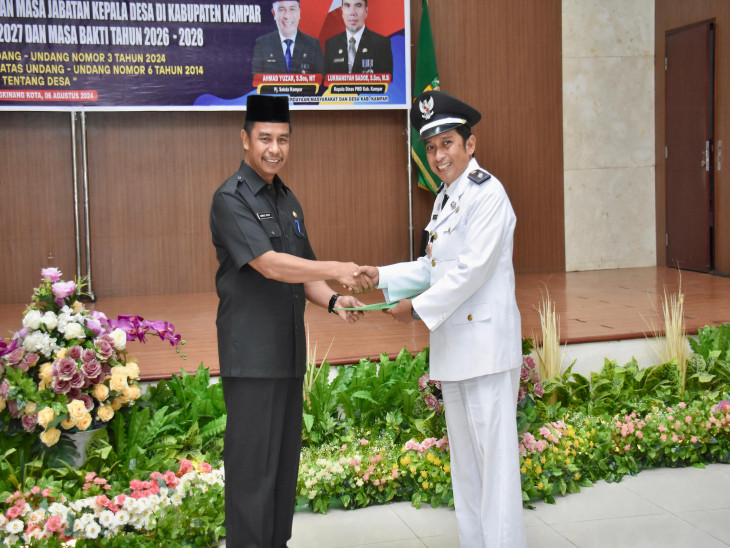 Pj. Sekda Kampar Serahkan SK Perpanjangan Masa Jabatan 52 Kepala Desa Periode 2025 - 2027 dan 2026-2028.