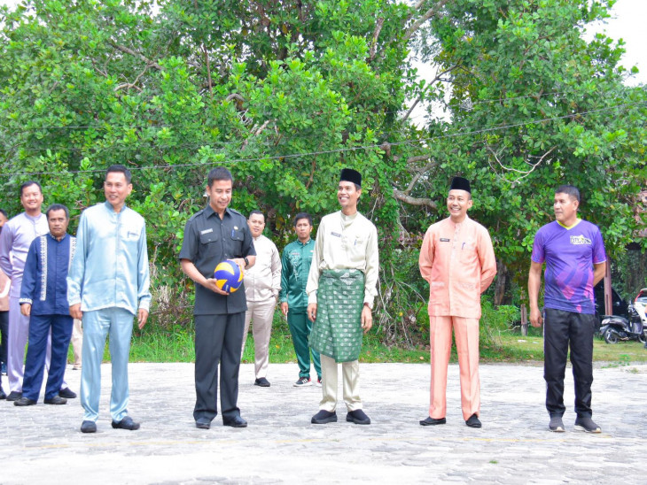 Turnamen Bola Voli Antar OPD Resmi dibuka Secara Langsung Pj Sekda Kampar. 