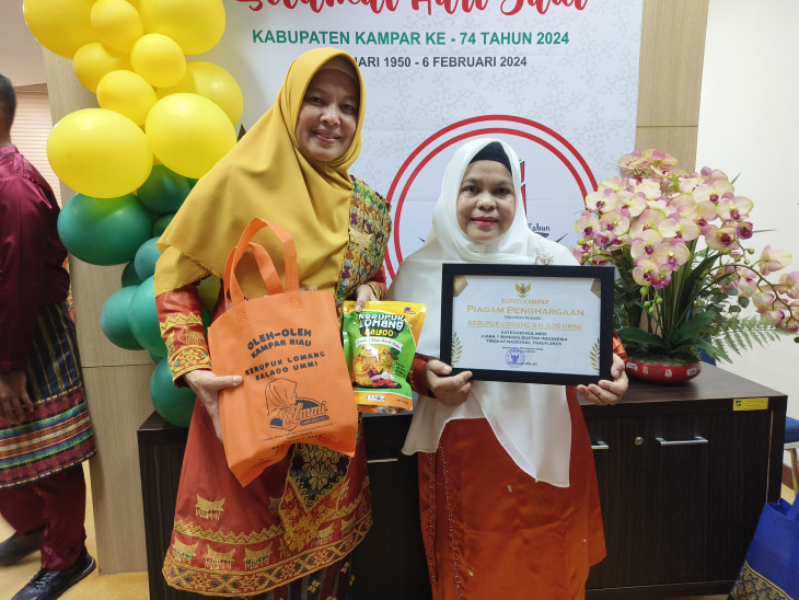 Pemkab Kampar Serahkan Penghargaan Bagi Pelaku UMKM Di Hari Jadi Kampar ke-74.Ketua Dekranasda Kampar :  “Saya Bangga dan Apresiasi Kepada Pelaku UMKM Kampar.”