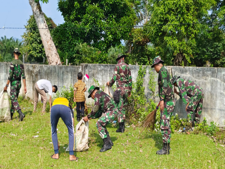 Harmoni Gotong Royong Tim Satgas TMMD dan Masyarakat Bersatu Bersihkan Lingkungan. 