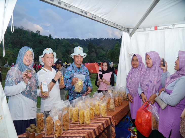 Semarakkan Festival Subayang, Pj. Ketua TP-PKK Kabupaten Kampar Bermalam di Desa Tanjung Belit. .