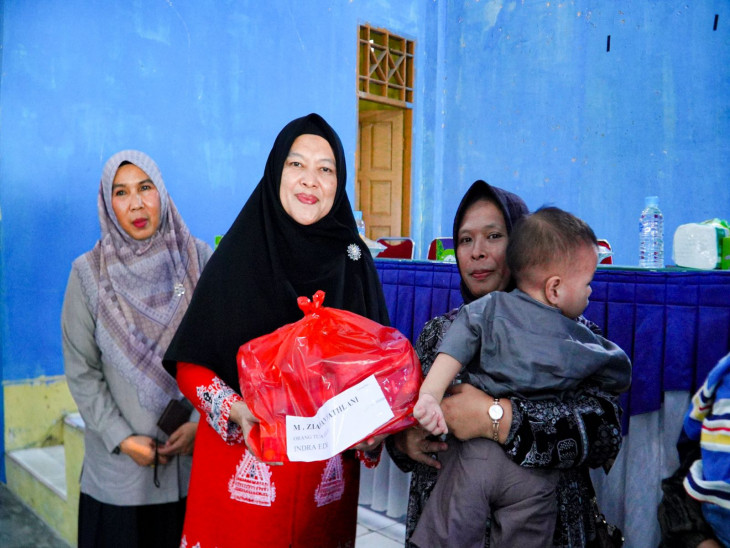 Ketua LK2S Kabupaten Kampar Ricana Djayanti Hambali Serahkan Bantuan Sosial Peningkatan Gizi Bagi Anak Stunting.