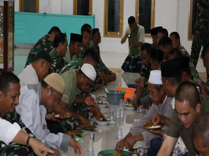 Warga Desa Tanjung Belit Selatan Jamu Tim Satgas TMMD Makan Malam Bersama. 