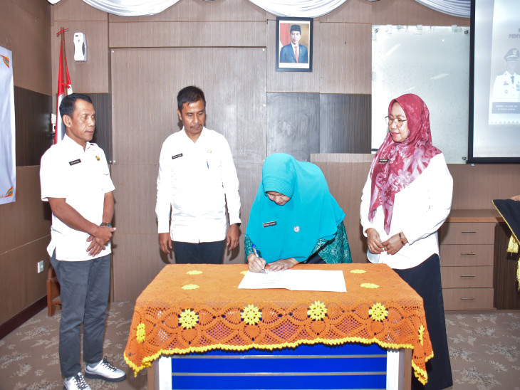 Pj. Sekda Kampar Dan PJ. Ketua TP PKK Kabupaten Kampar Tandatangani Komitmen Bersama Untuk Gerbong Kampung kB Di Kabupaten Kampar. 