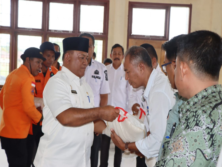 Serahkan Bantuan, Pj Sekda ; Pastikan Tidak ada Masyarakat yang Kelaparan. 