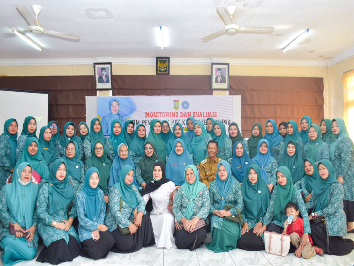 Ketua Pj TP-PKK Kabupaten Kampar Ricana Lakukan Monev Capaian Setiap Kegiatan Di Desa Dan Kecamatan.