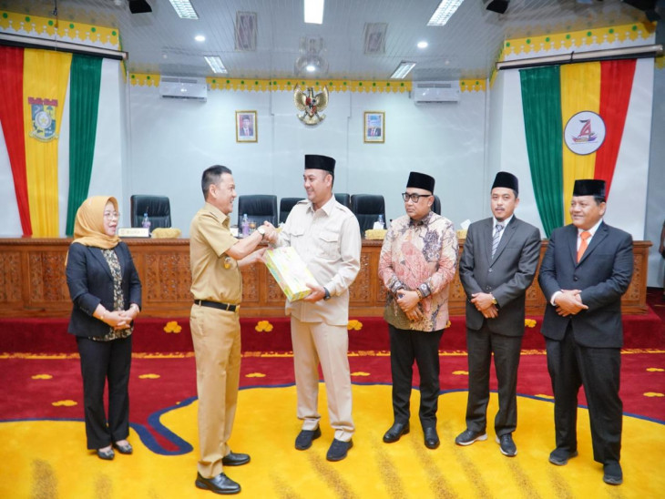 Pj Bupati Kampar Bacakan dan Serahkan Materi Pertangungjawaban Pelaksanaan APBD T.A 2023