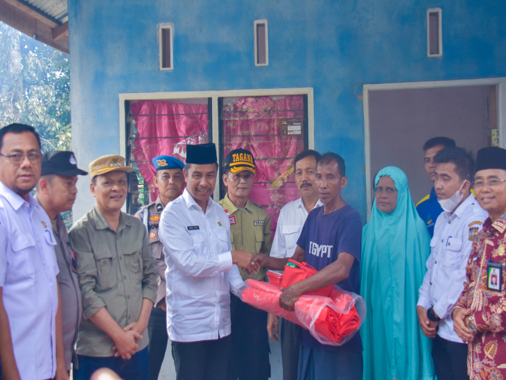 Gerak Cepat, Pj Sekda Kampar Ahmad Yuzar Langsung Temui Korban Kebakaran Rumah dan serahkan Bantuan. 