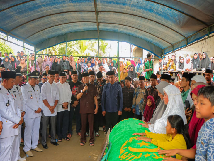 Pj Bupati Kampar Lepas Jenazah Khairul Amri Kepala Desa Batu Lagka Kecil Kec. Kuok ke Peristirahatan Terakhir. 