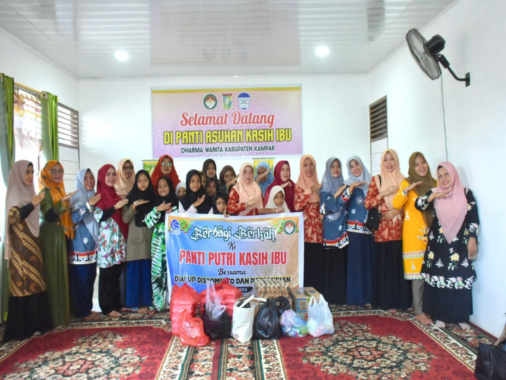 Evi Rovita Arizon Pimpin Pertemuan Rutin Bulanan DWP UP Kominfo dan Persandian Kampar dan Santuni Anak Yatim. 