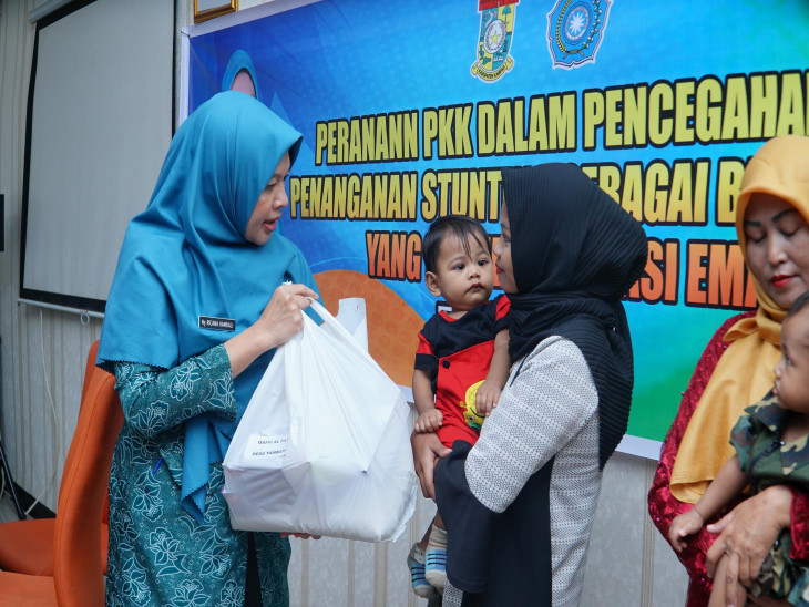 Berikan Langsung PMT Bagi Ibu Balita Penderita Stuntinhlg  Di Kec. Tambang. Ricana Djayanti Hambali : Upaya Dalam Menjalankan Komitmen Untuk Tekan Angka Stunting Di Kab. Kampar